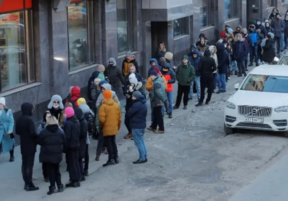 Largas colas para retirar efectivo en Rusia