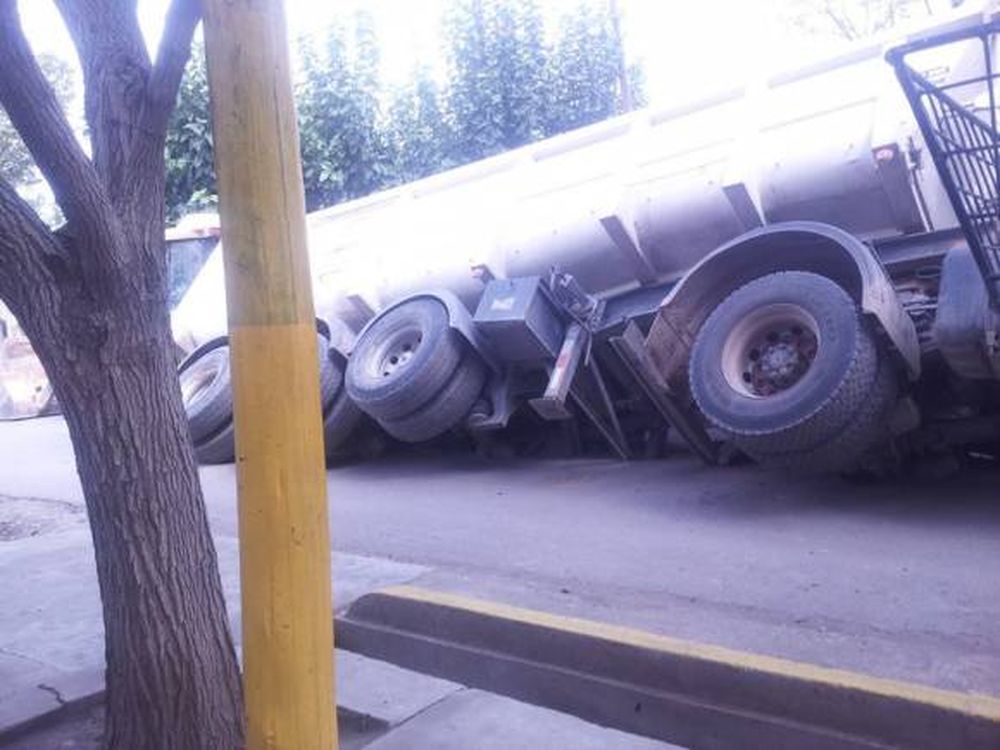 Se venció el pavimento y un camión quedó enterrado