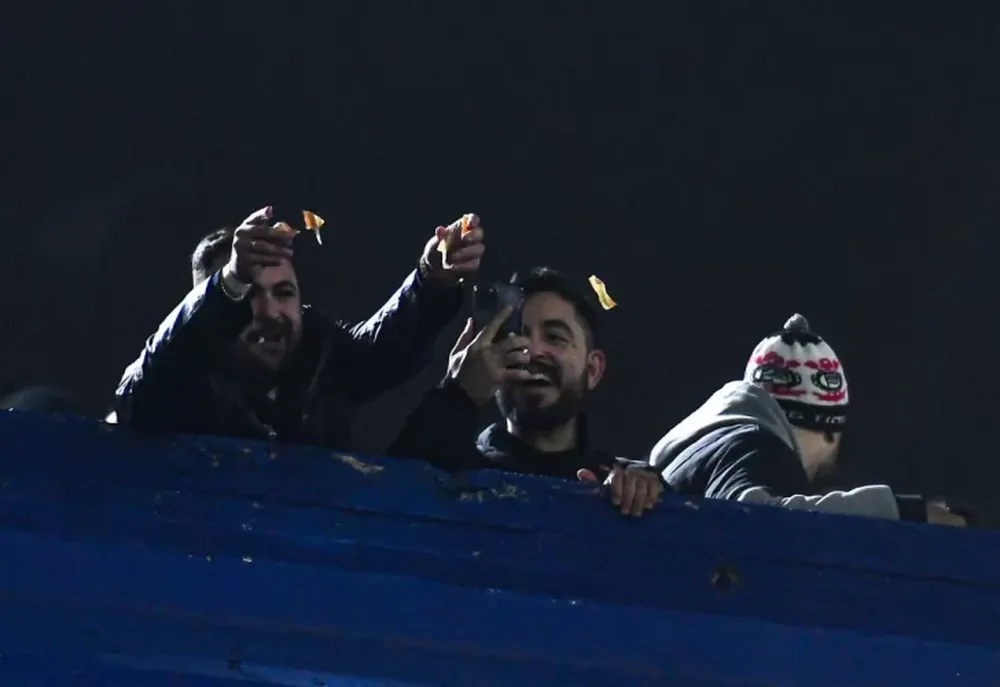 Nueva tendencia en la Copa: hinchas de Brasil y de Chile rompen billetes argentinos de $1000