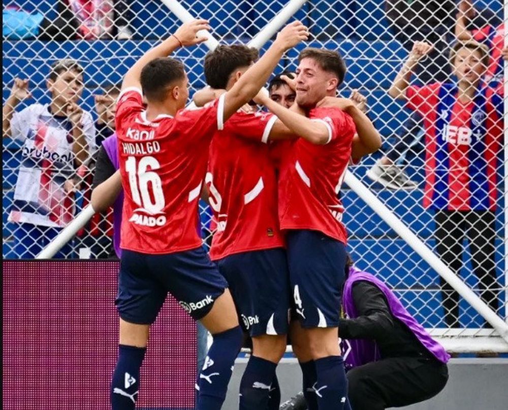 FESTEJO ROJO en un partido que pudo ser para cualquiera y lo ganó Independiente porque tuvo mayor efectividad en las dos áreas. En choque de punteros, sacaron mejor rédito los de Avellaneda.