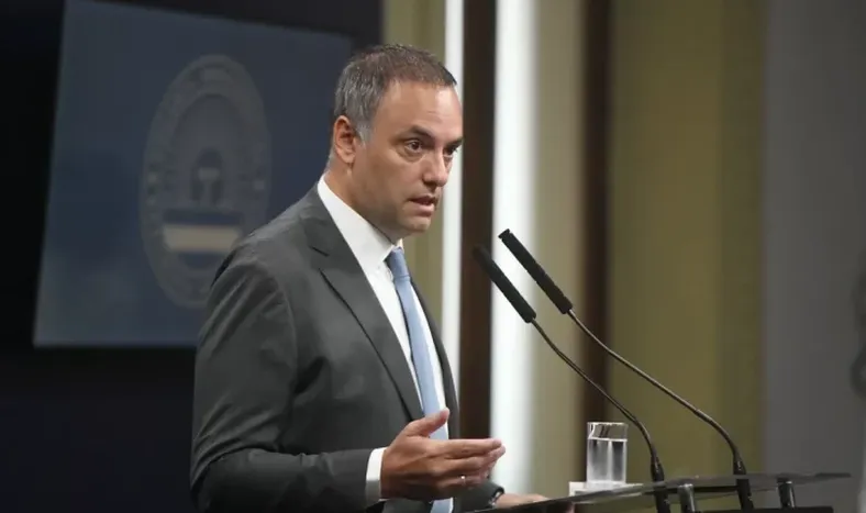 Adorni defendió la designación por decreto de Lijo y Mansilla y cargó contra la oposición