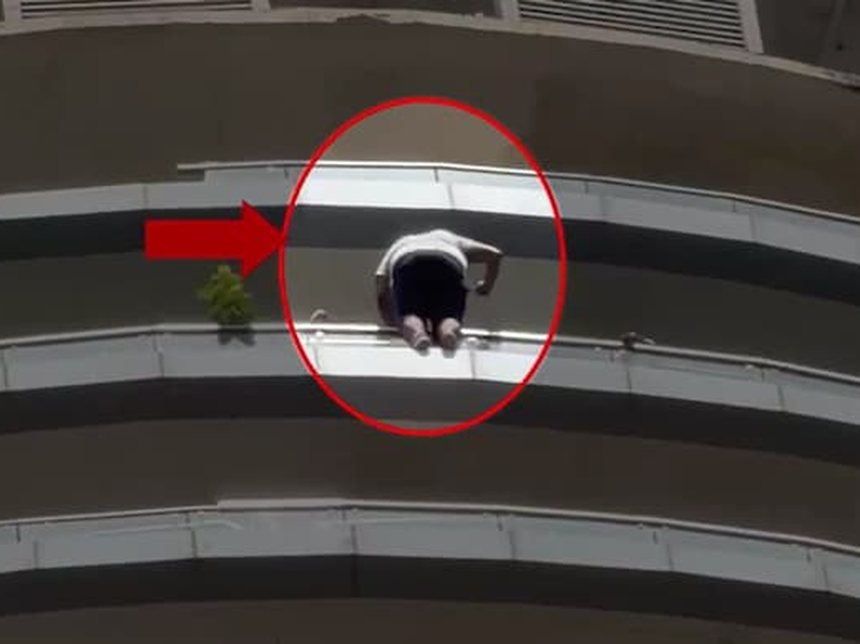 El episodio ocurrió en el complejo Supernova Spira de Noida y quedó registrado por personas que estaban en las inmediaciones.