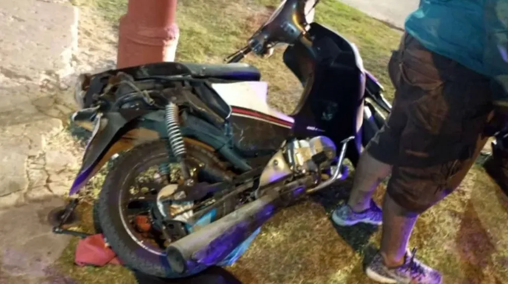 Un hombre de 62 años iba en moto y chocó: sufrió diversas fracturas