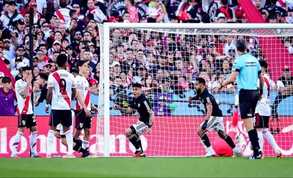 Golpe- Deportivo Riestra aprovechó el mal momento de River y terminó haciendo historia en el Monumental.