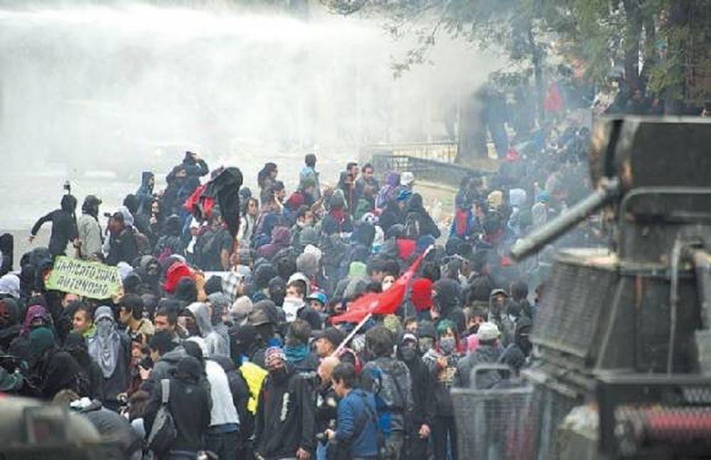Las marchas en Chile dejaron un joven muerto por un disparo