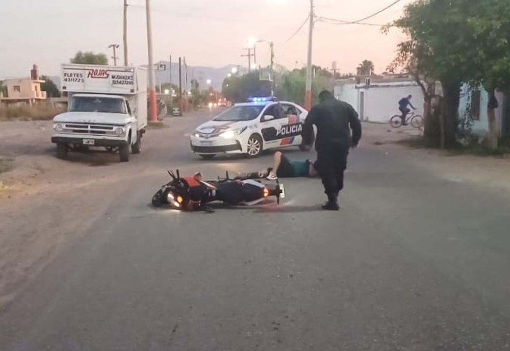Perdió el control de su moto, cayó y tuvo que ser hospitalizado
