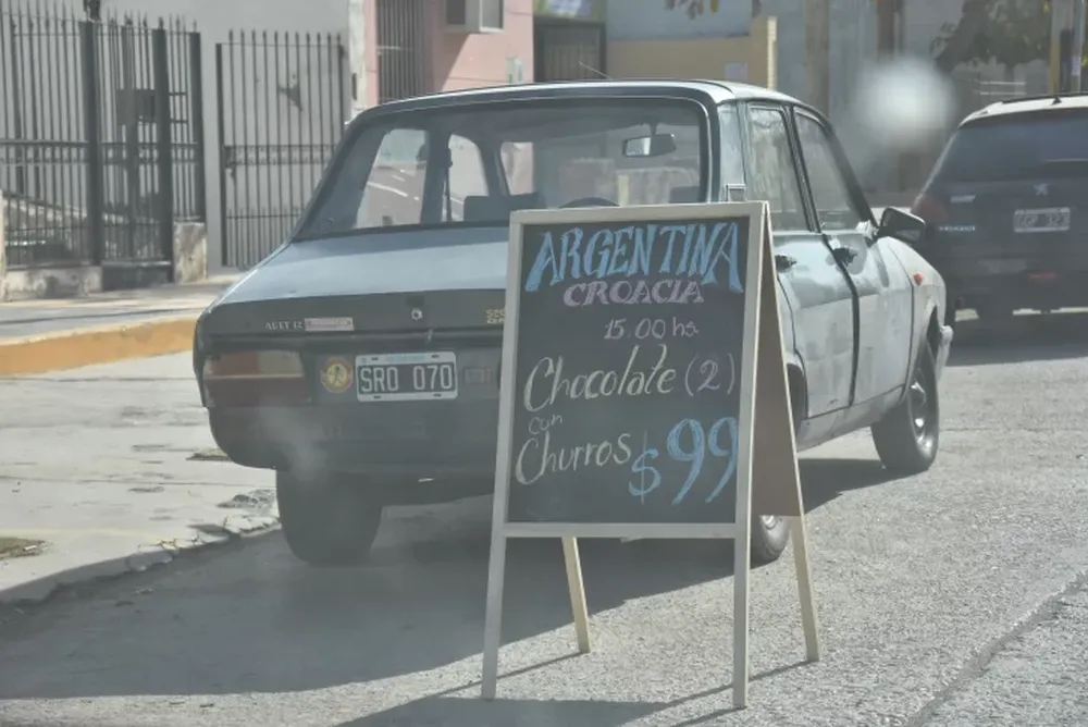 Cuando juega la Selección todo es celeste y blanco en San Juan