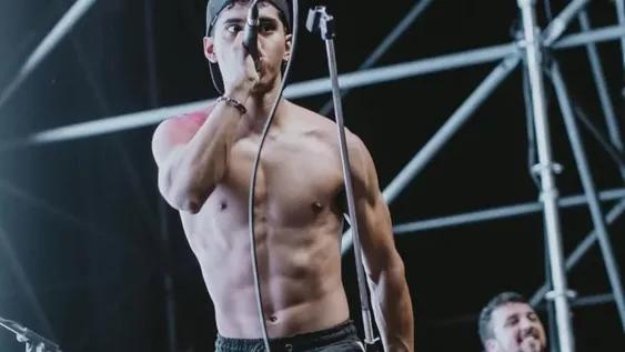 Con el brillo de los reyes del funk