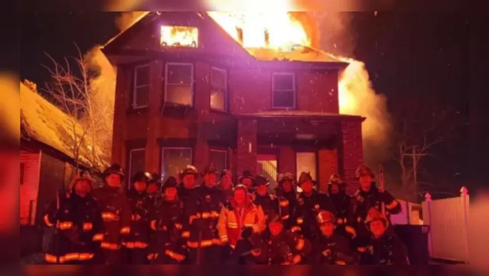 Indignante: la casa se prendía fuego y los bomberos se tomaron una foto