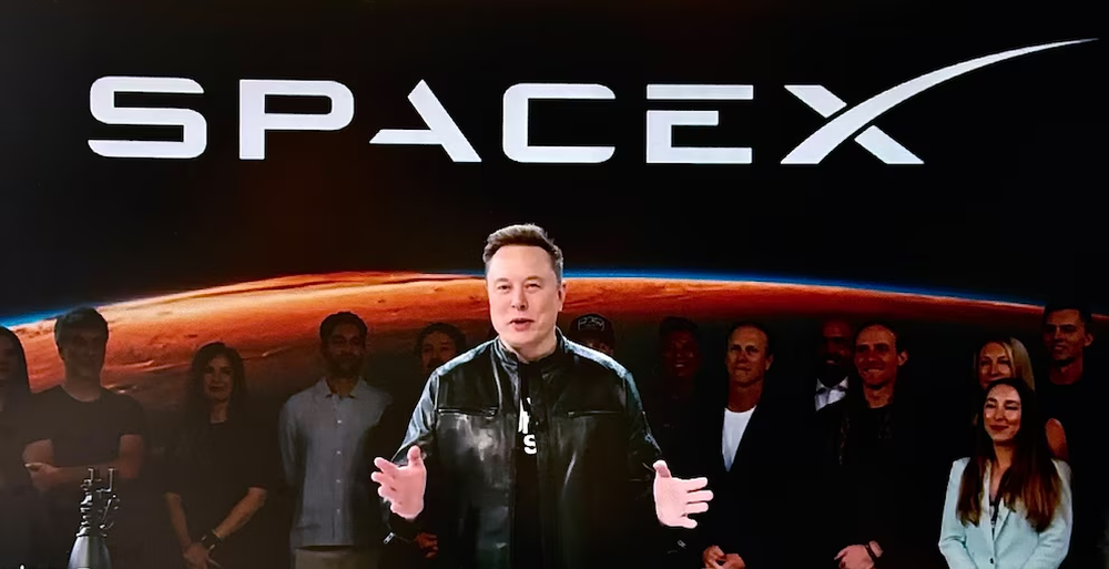 Elon Musk hablando durante la salida a la bolsa de su compañía SpaceX