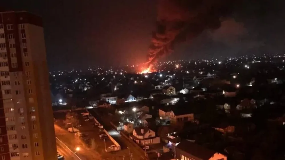 Reportan intensos ataques con misiles en Kiev y obligan a la gente a refugiarse