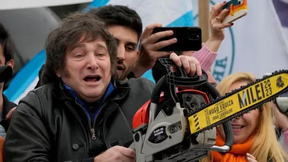 Milei con su icónica motosierra
