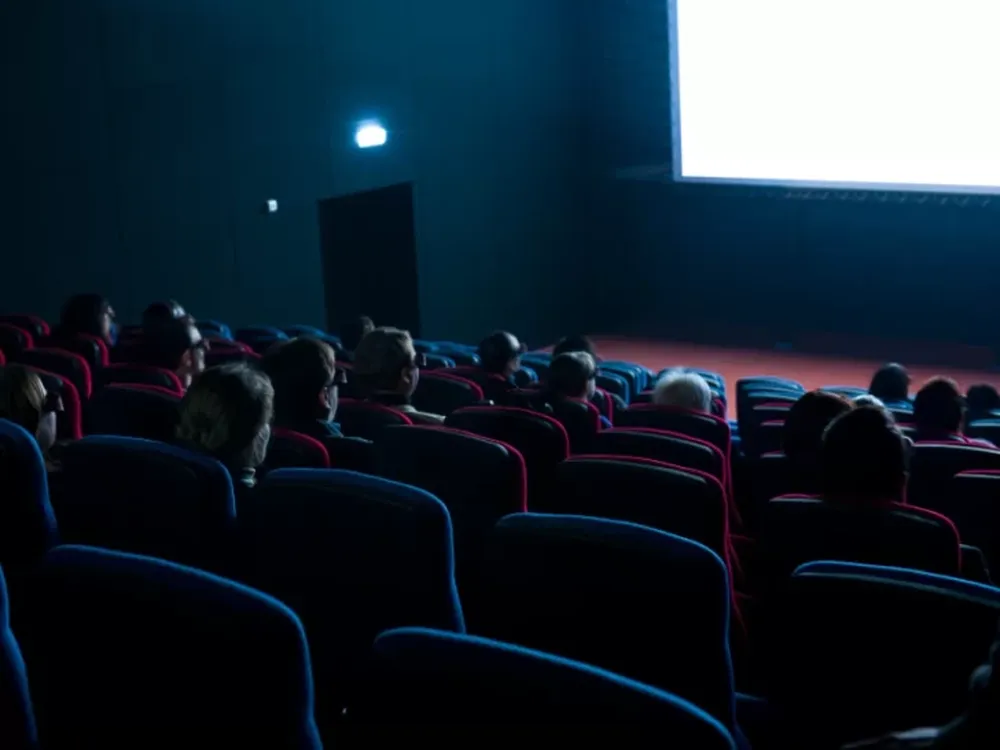 Quiso entrar al cine con una botella de agua, lo pararon y su respuesta le valió 4 entradas gratis