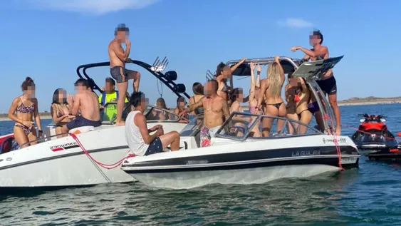 Insólita fiesta clandestina en lanchas y motos de agua en medio de un embalse