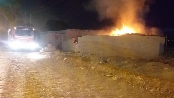 Encendieron velas porque les cortaron la luz y su casa se incendió