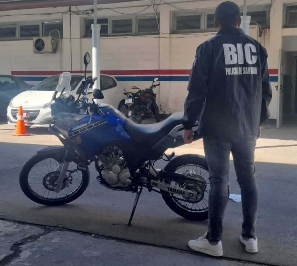 La policía sorprendió a dos menores que llevaban una moto robada