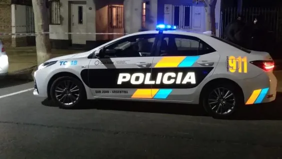Grupo armado asaltó a 2 familias en sus casas, robó pertenencias y dejó a un hombre herido
